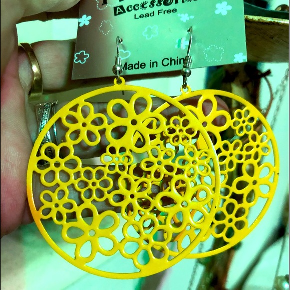 🌼Princess Flower Daisy Earrings with fish Hook Da - Picture 5 of 6